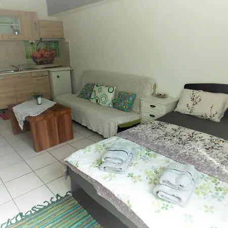 アパート Ladadika